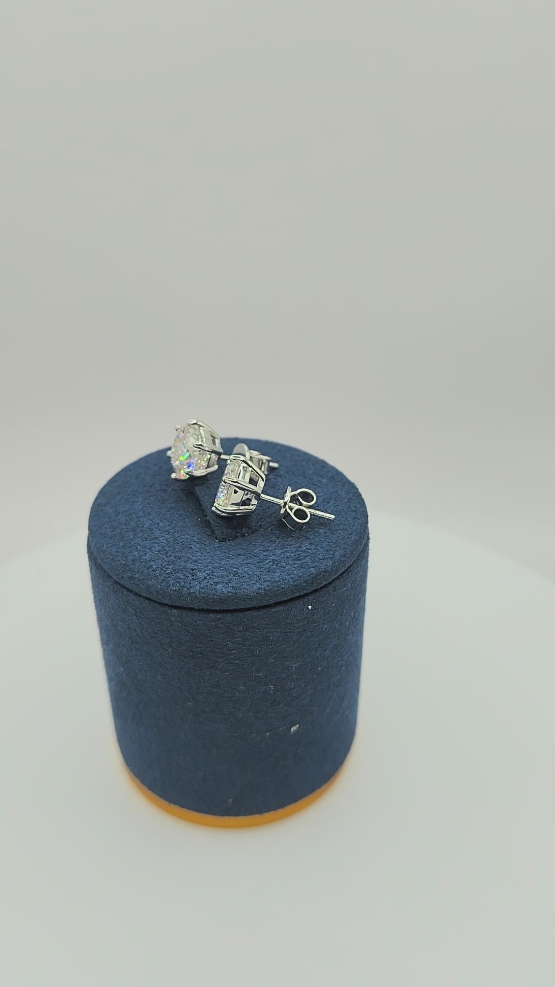 Moissanite_Earrings_Aura