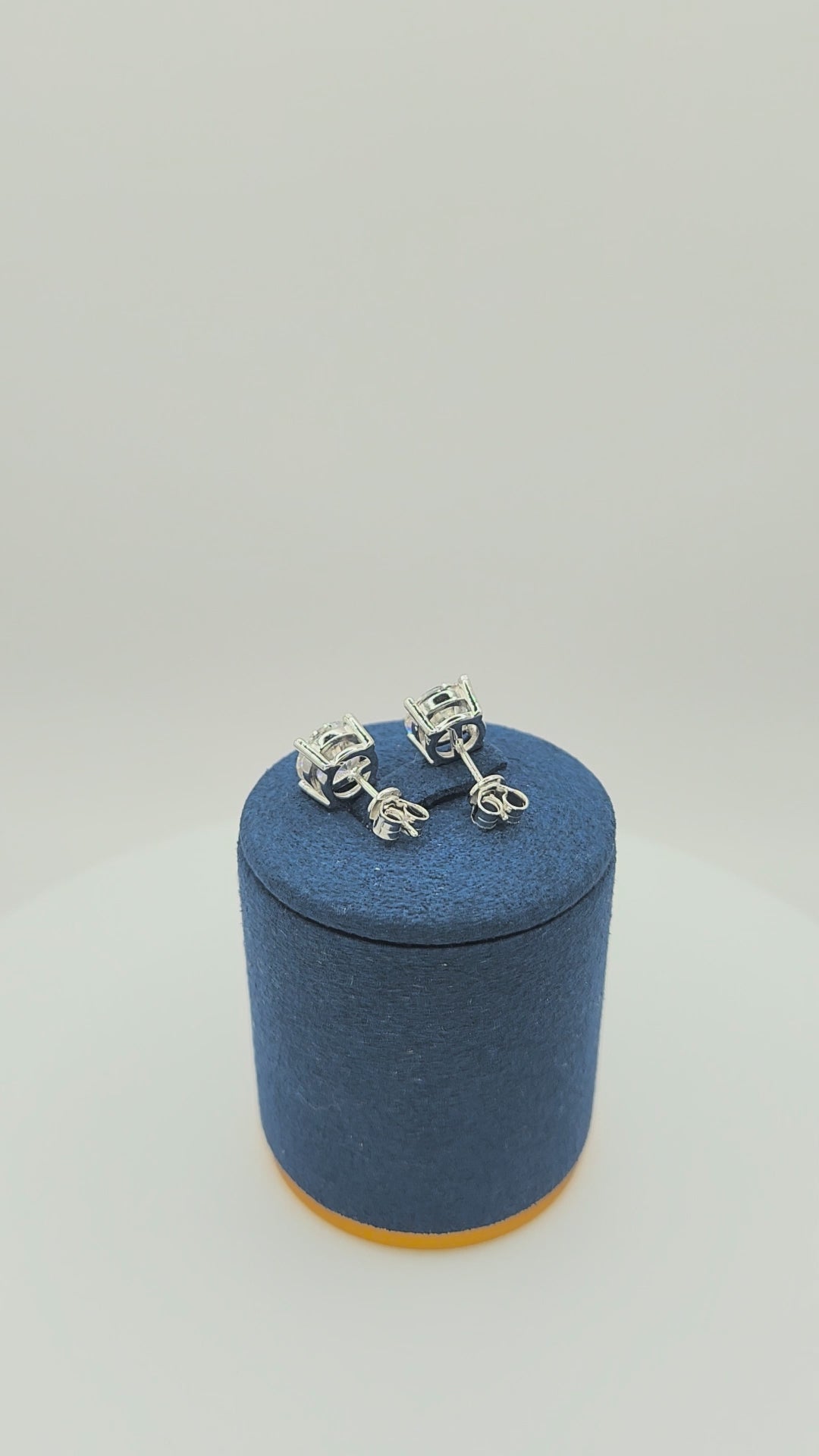 Moissanite_Earrings_Velvet2